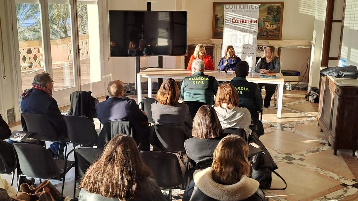 La directora de adComunica, la alcaldesa y la ponente presentaron la jornada que tuvo lugar en Villa Elisa.