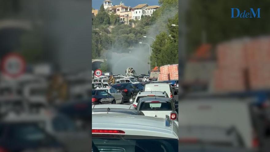 VÍDEO | El incendio de un coche en el túnel de Génova provoca un caos de tráfico