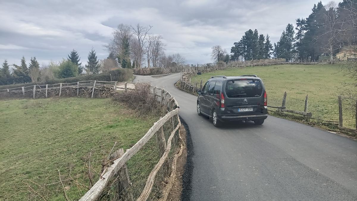 El acceso al área recreativa de Rozamayor (Rancho), reciente asfaltada