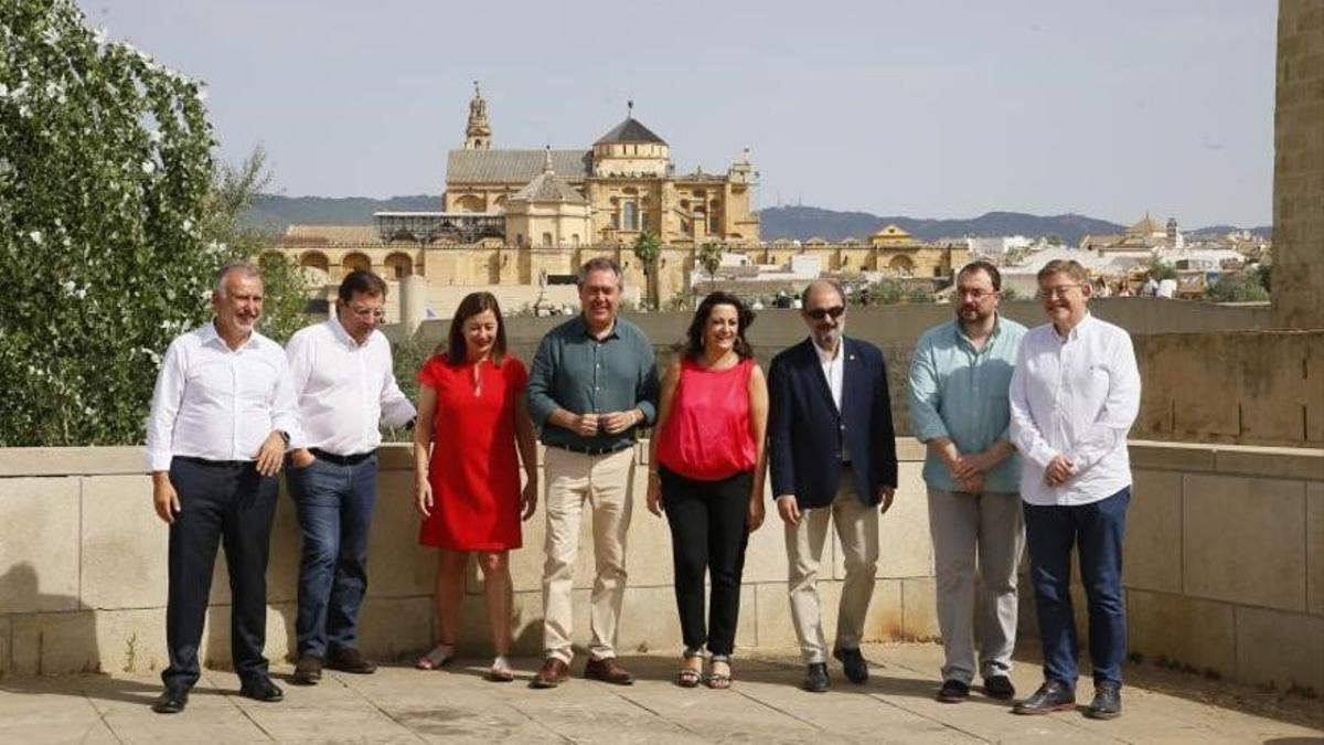 El secretario general del PSOE de Andalucía y entonces candidato a la Junta, Juan Espadas (4i), con los presidentes autonómicos de Canarias, Ángel Víctor Torres (i); Extremadura, Guillermo Fernández Vara (2i); Baleares, Francina Armengol (3i); La Rioja, Concha Andreu (4d); Aragón, Javier Lambán (3d); Asturias, Adrián Barbón (2d), y Comunitat Valenciana, Ximo Puig (d), el pasado 12 de junio de 2022 en un acto electoral de la campaña de las andaluzas en Córdoba.