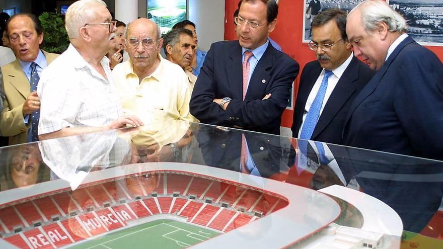 Samper, a la derecha, y Cámara, tercero por la derecha, en la presentación de la maqueta del Estadio.