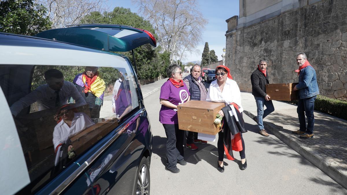 Cuatro asesinados del franquismo descansan finalmente en el cementerio de Palma.