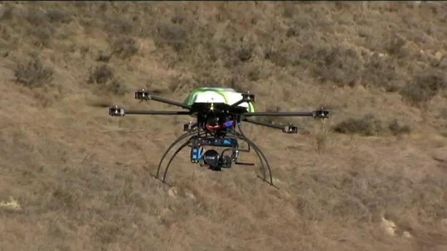 Tres drones se cruzan con un Airbus en pleno aterrizaje
