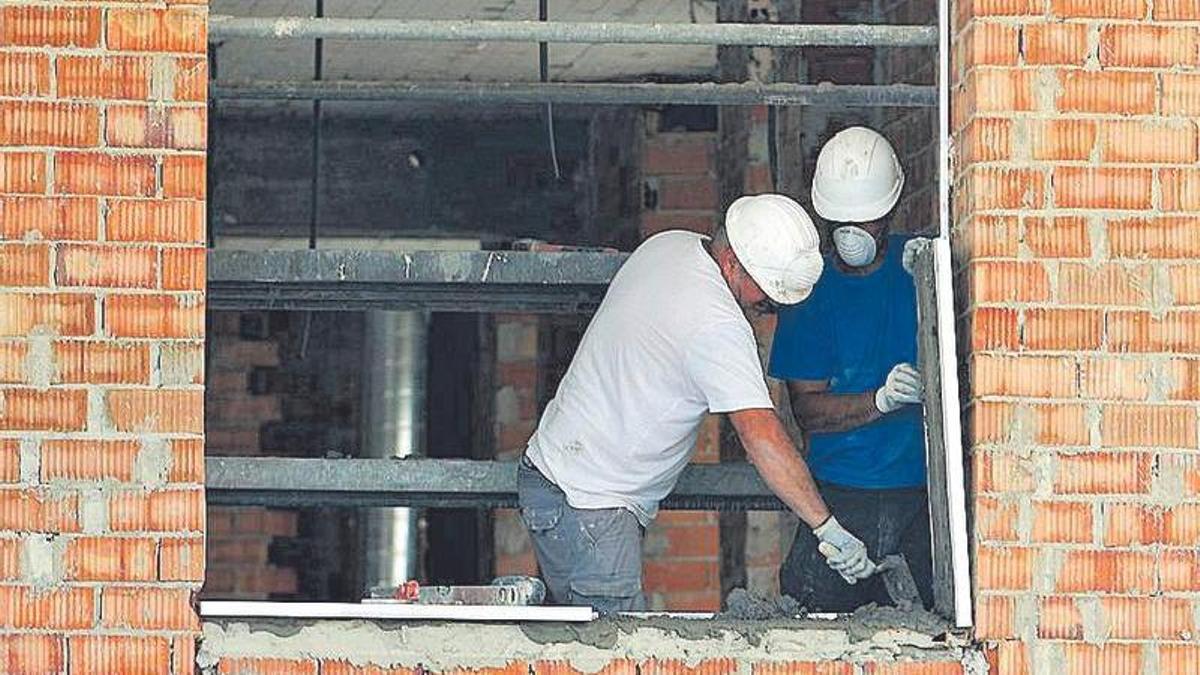 Obreros en un edificio en construcción en Málaga.