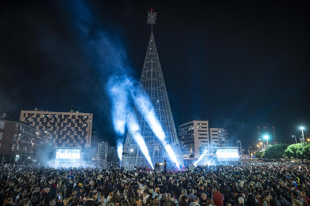 El superárbol de Navidad de Badalona. Badalona ha encendido ya las más de 82.000 luces píxel que componen su tan mediático ‘superárbol’ de Navidad.