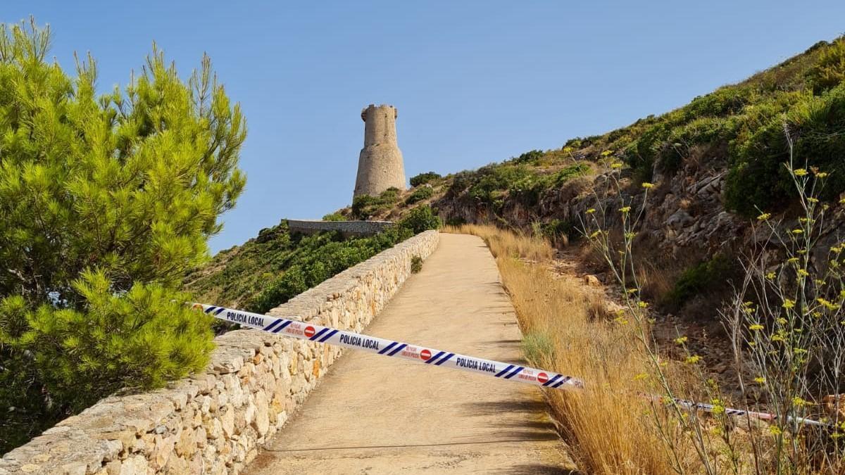 El tancament del camí que puja a la Torre del Gerro