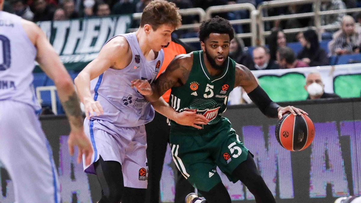 Jokubaitis trata de frenar a Daryl Macon Jr.