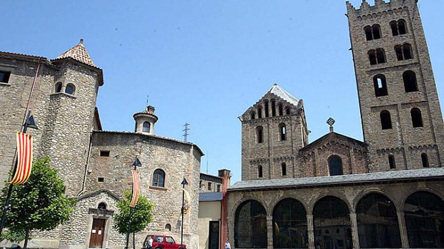 La façana principal del monestir de Ripoll.