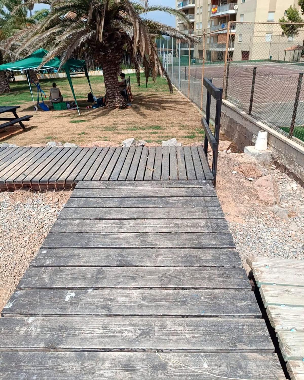 Otro de los tramos de la pasarela instalada en la playa de les Marines en Nules.