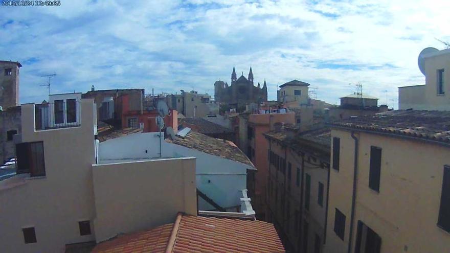 Wolken und Sonne über der Kathedrale von Palma am Samstagmittag (24.10.).