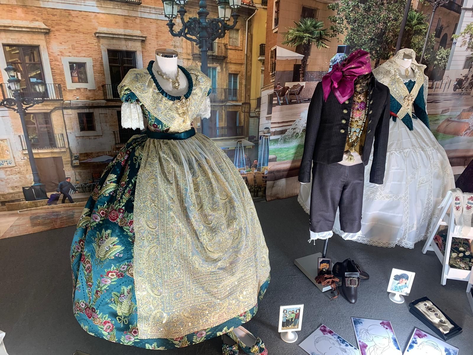 Una costumbre que pervive: exposicón de trajes Fallas 2022 en el Barrio Beteró