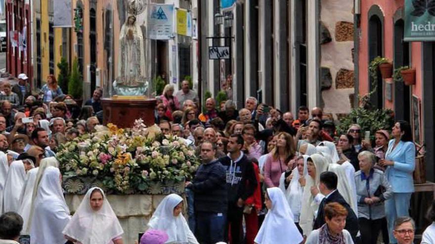 Centenares de vecinos se reúnen en San Mateo para recrear la llegada de la Virgen de Fátima al municipio