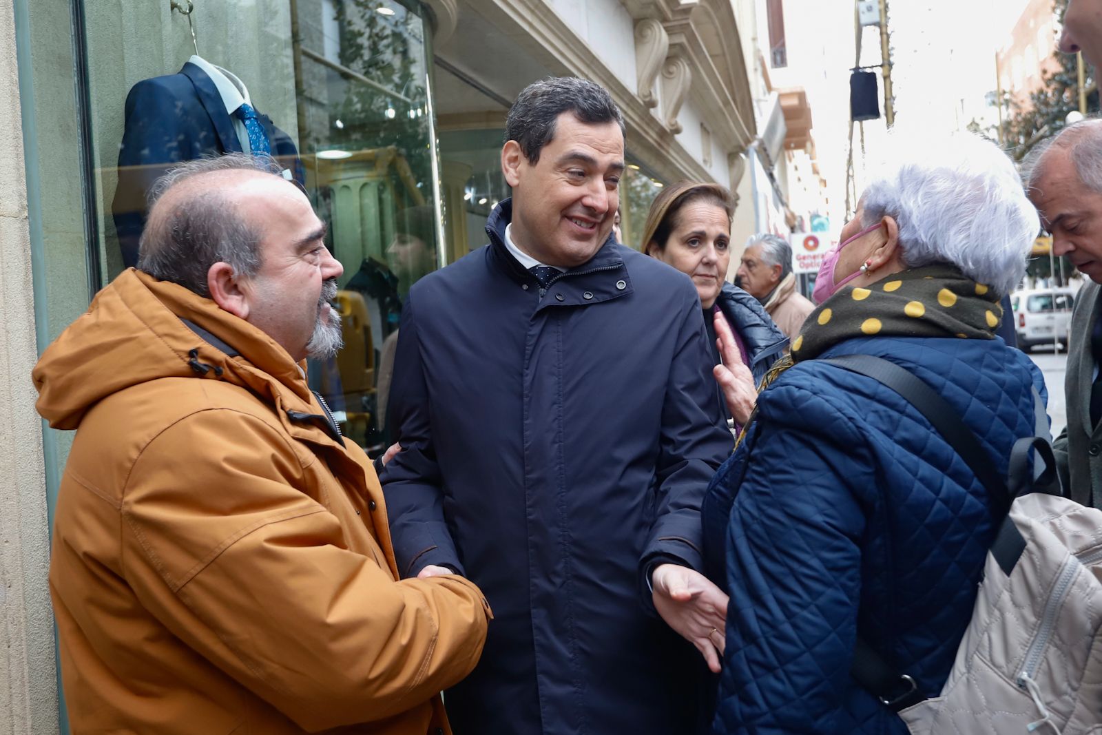 El presidente andaluz visita a los comerciantes del centro