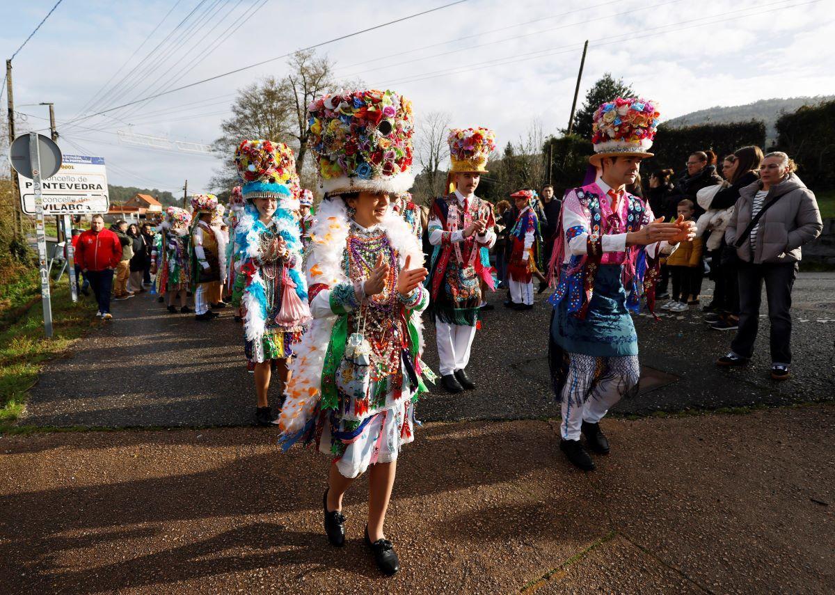 Desfile de Madamas e Galáns en una edición anterior del Entroido de Cobres.