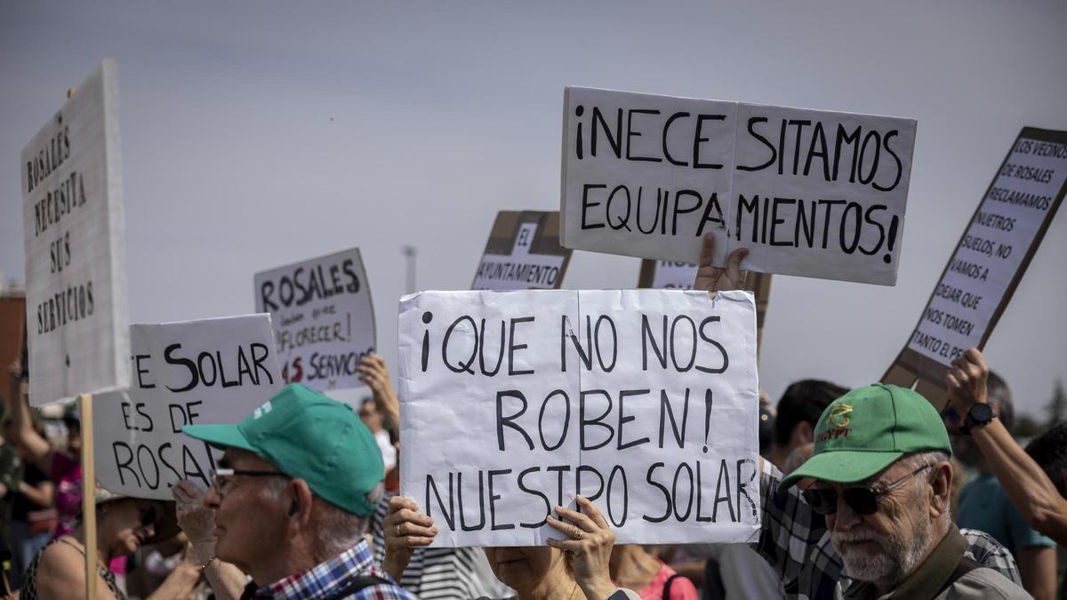 Protesta en Rosales del Canal, este fin de semana, contra la cesión de suelos dotacionales en Zaragoza.