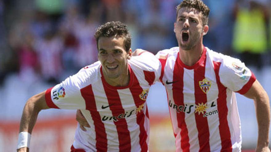 El delantero del Almería Óscar Díaz (i) celebra un gol.