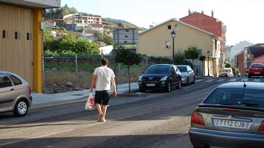 La calle Calvario de Arcade, en la que se instalarán dos pasos de peatones elevados.  // Faro