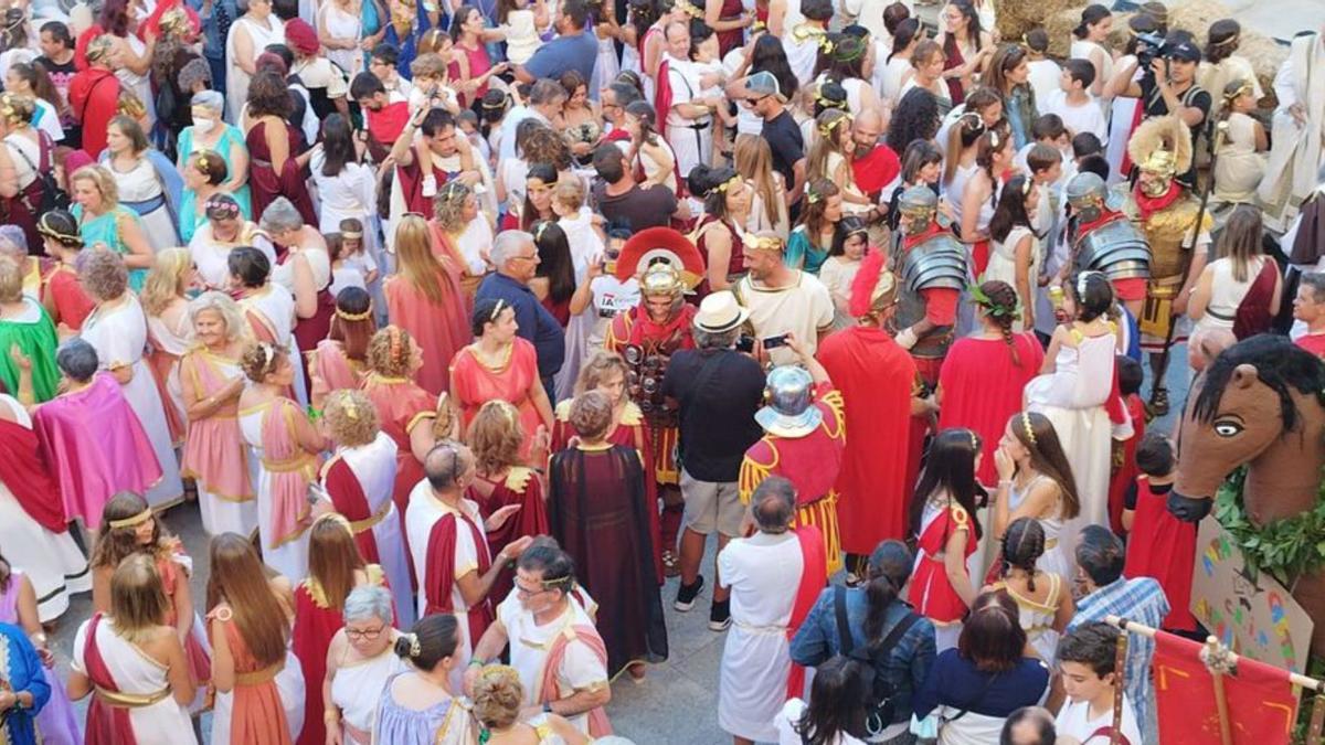 El público rodea al alcalde, ayer en Porrigalia.  // D.P.