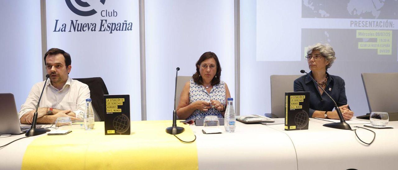 Por la izquierda, Gonzalo Olmos, Vicenta Acebal y Ana Herrero, ayer, en el Club LA NUEVA ESPAÑA. | LUISMA MURIAS