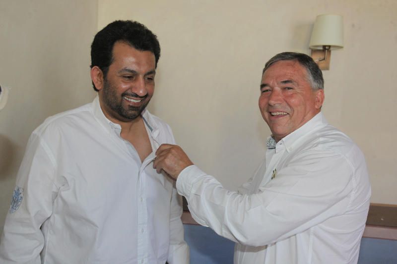 El actor y el jeque han recibido el Pin de Oro de El Pimpi de manos de su propietario, Pepe Cobos, con un diseño exclusivo que une la imagen de la bodega con el escudo del Málaga CF.