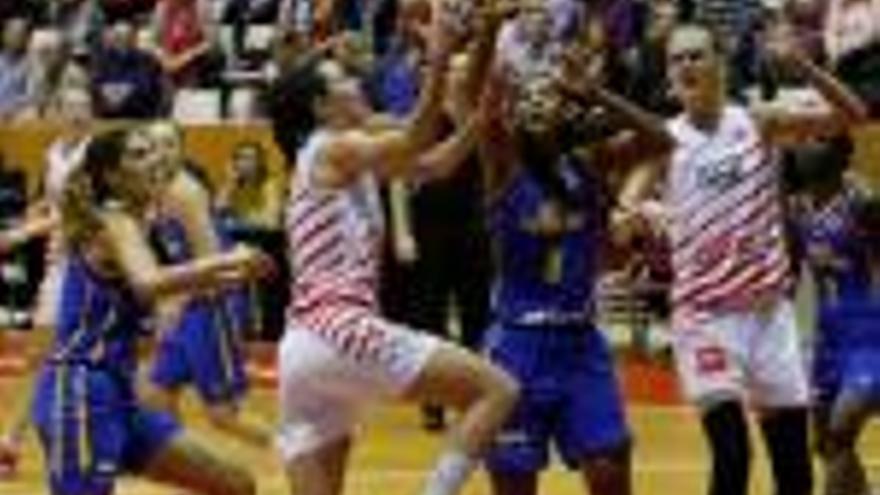 Peters, intentant anotar davant Trahan-David en l&#039;Spar Citylift Girona-Castors Braine a Fontajau.