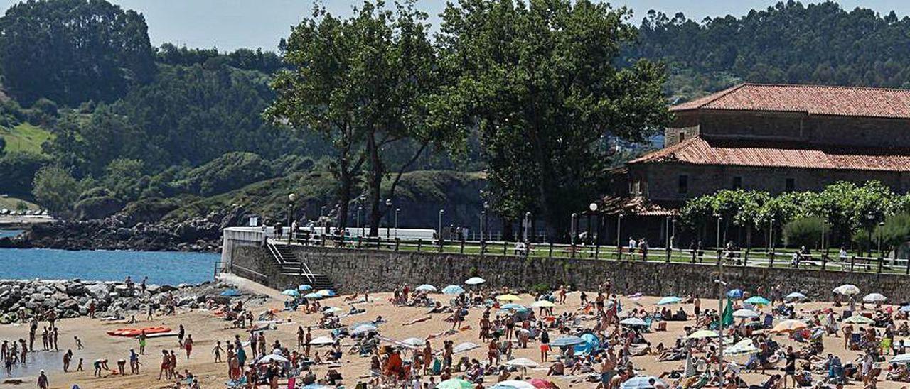 La playa de Luanco, llena, en una jornada del pasado verano.