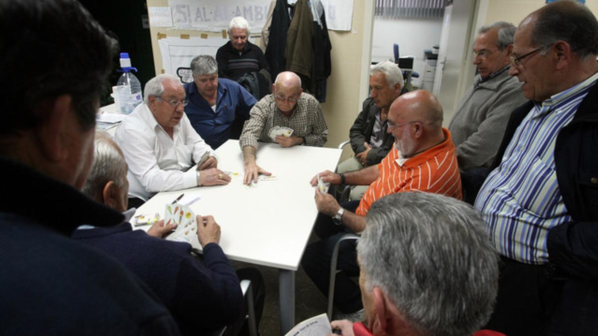 Un grupo de los vecinos de Bellvitge encerrados en el CAP La Marina juegan a las cartas para pasar la tarde, el jueves.