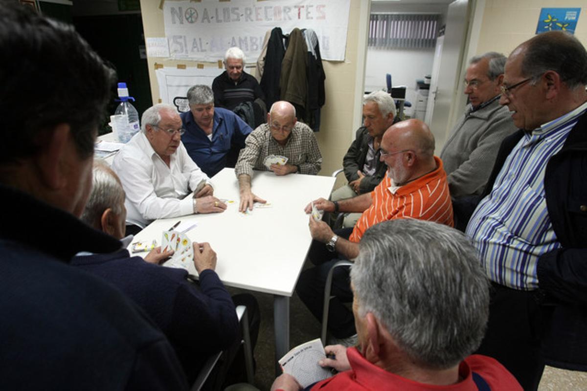 Un grup dels veïns de Bellvitge tancats al CAP La Marina juguen a cartes per passar la tarda, dijous. Un grup dels veïns de Bellvitge tancats al CAP La Marina juguen a cartes per passar la tarda, dijous.
