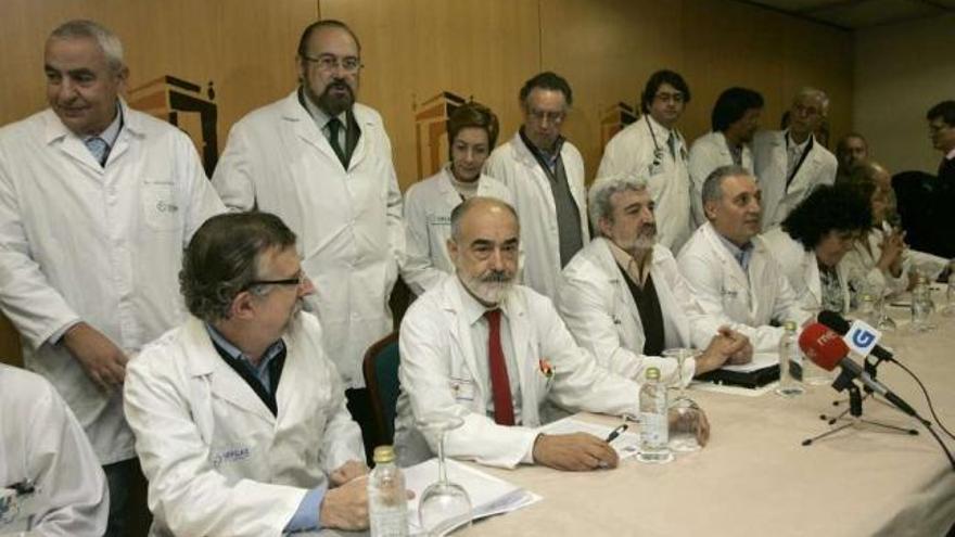 Representantes de los sindicatos médicos, ayer, en Santiago. / tucho valdés