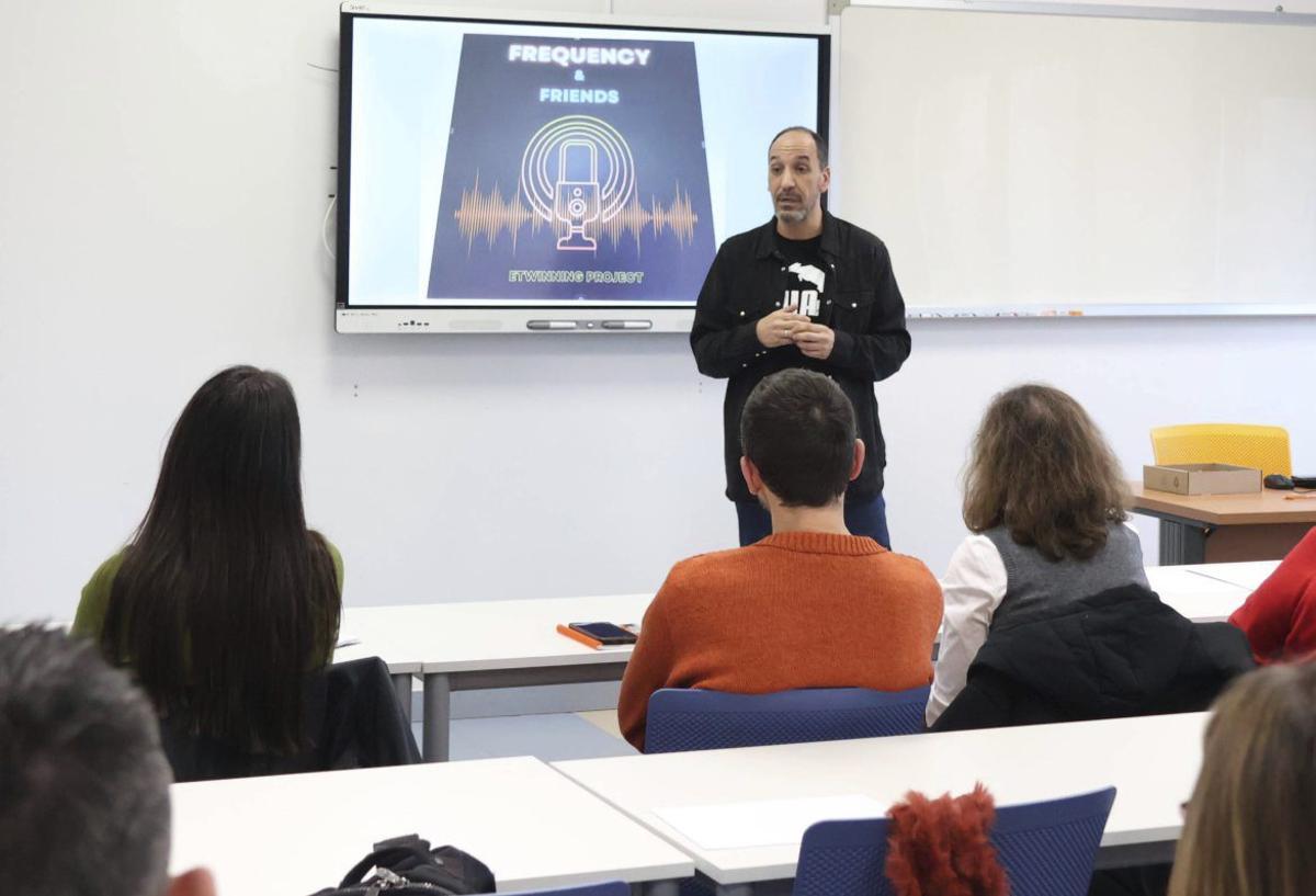 Ernesto Gutiérrez, director en funciones del CRIE, explica cómo utilizan la radio. | víctor garrido