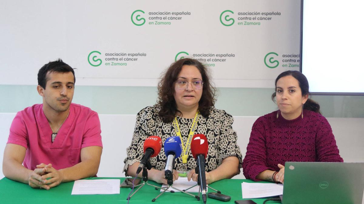 El fisioterapeuta, Alejandro Guzmán, la uróloga Bárbara Padilla y la psicóloga de la AECC de Zamora, María Montejo.