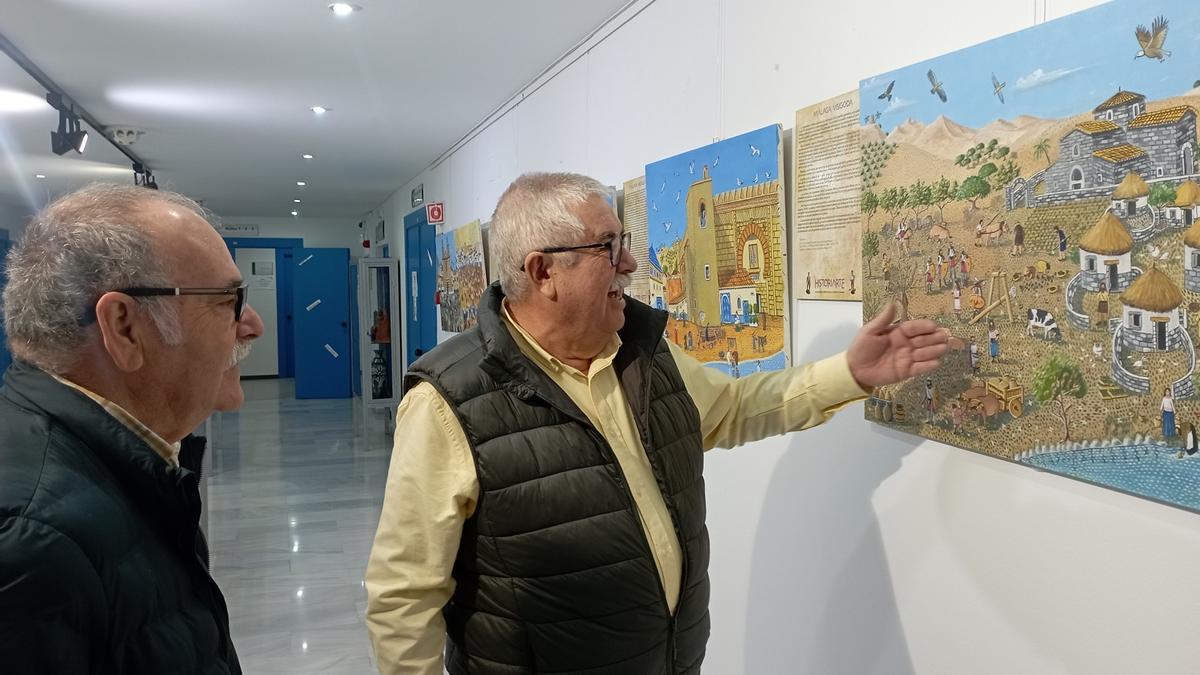 Diego Ceano comenta un detalle de unos de sus cuadros sobre la historia de Málaga.