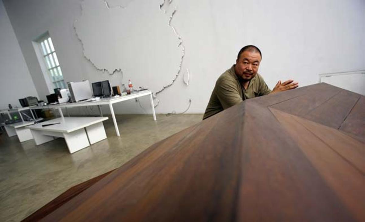 L’artista i activista pro drets humans xinès Ai Weiwei, al seu estudi de Pequín en una imatge d’arxiu. Ai Weiwei va ser detingut diumenge i encara no es coneix el seu parador. L’artista i activista pro drets humans xinès Ai Weiwei, al seu estudi de Pequín en una imatge d’arxiu. Ai Weiwei va ser detingut diumenge i encara no es coneix el seu parador.