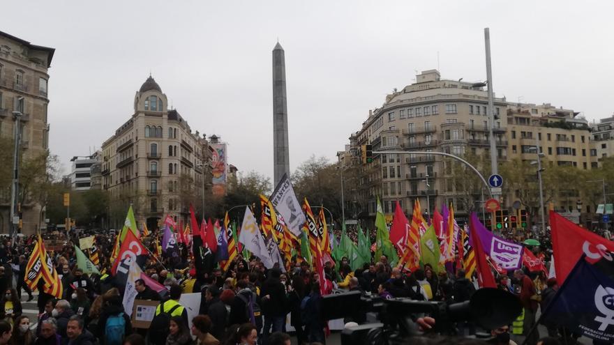 Les protestes per la vaga dels docents tallen diverses vies principals de Barcelona