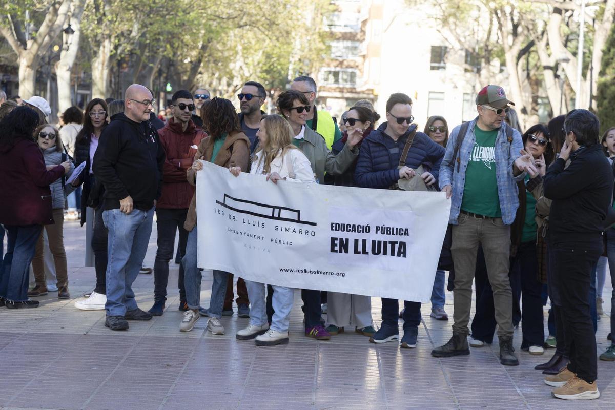 La concentración de apoyo a la huelga educativa en Xàtiva, en imágenes La concentración de apoyo a la huelga educativa en Xàtiva, en imágenes