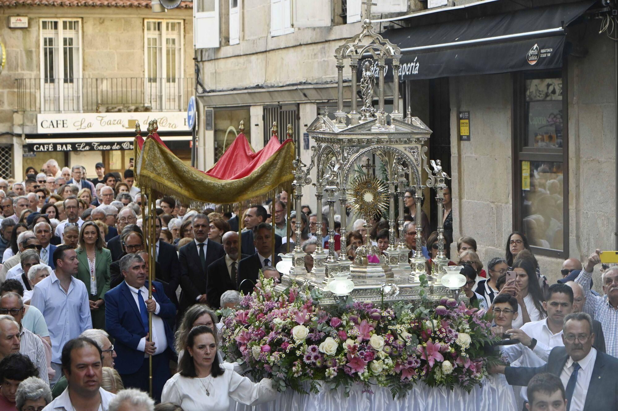 Un año más, los fieles vigueses participaron en una de las fechas más solemnes del calendario religioso, la celebración del Corpus Christi