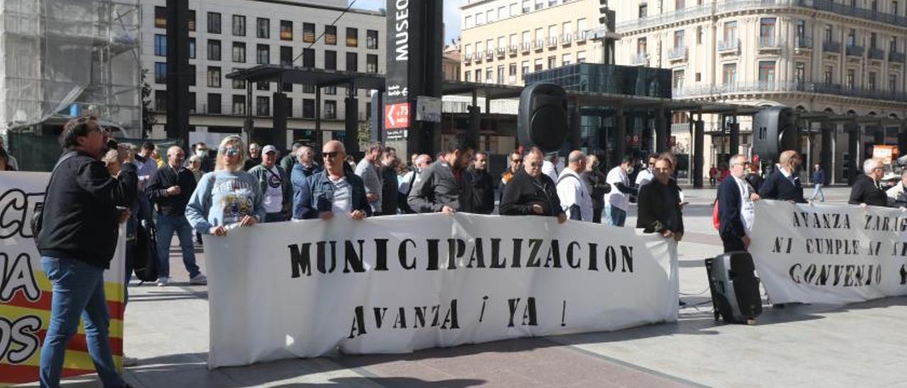 Concentración de los trabajadores de Avanza, este viernes, frente al ayuntamiento durante la celebración del pleno.