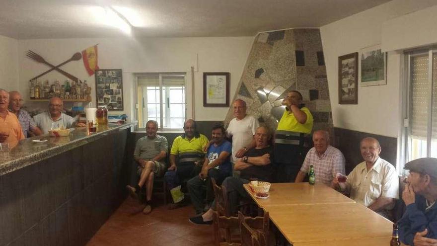Reunión de vecinos en el centro social de Villarino Manzanas.