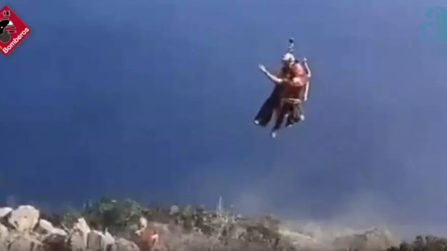 Rescatan en helicóptero a una mujer herida en una ruta en el Peñón de Ifach