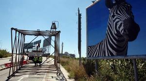 Uns operaris d’Endesa treballen amb una de les torres, ahir, a Bellvitge
