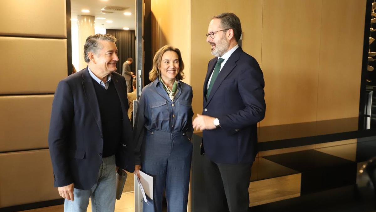Antonio Sanz, este viernes, en Córdoba, junto a Cuca Gamarra y Adolfo Molina.