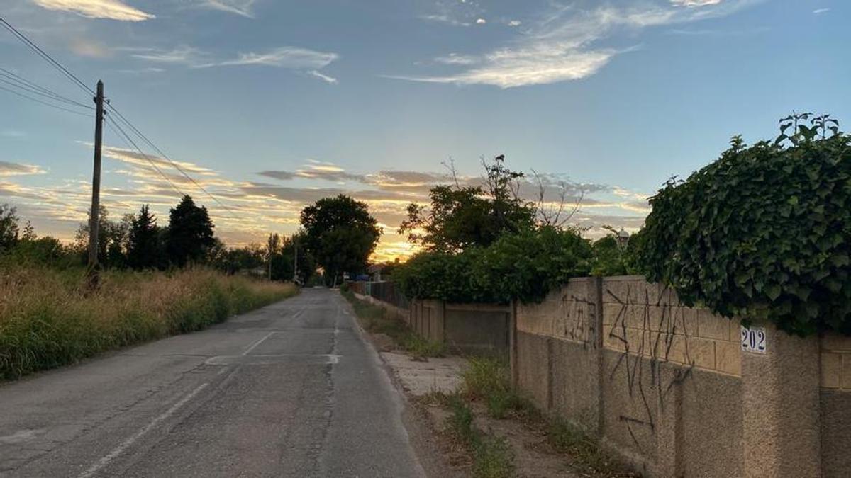 El agresor dejó escritas tres frases amenazantes en la puerta de un vivienda de esta zona de Garrapinillos.