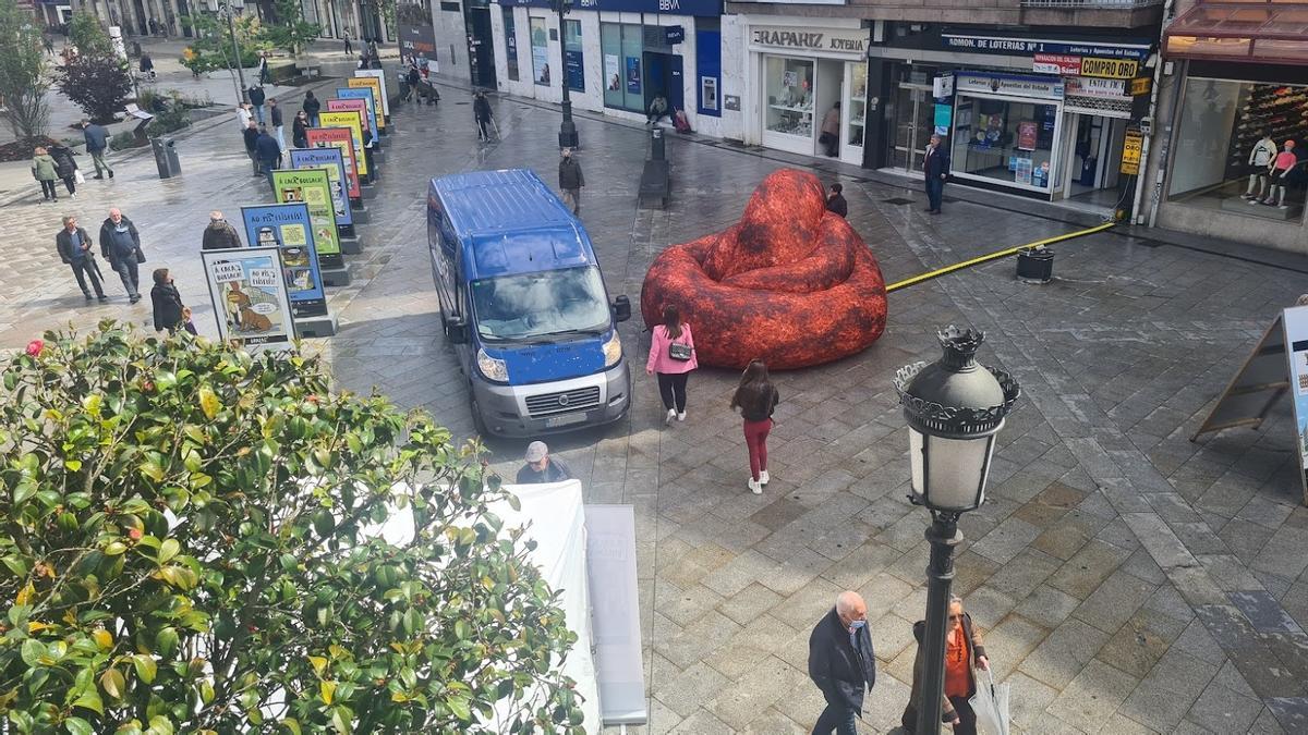 Una furgoneta circulando por la plaza de Galicia durante una actividad celebrada recientemente que apenas dejaba sitio para pasar.