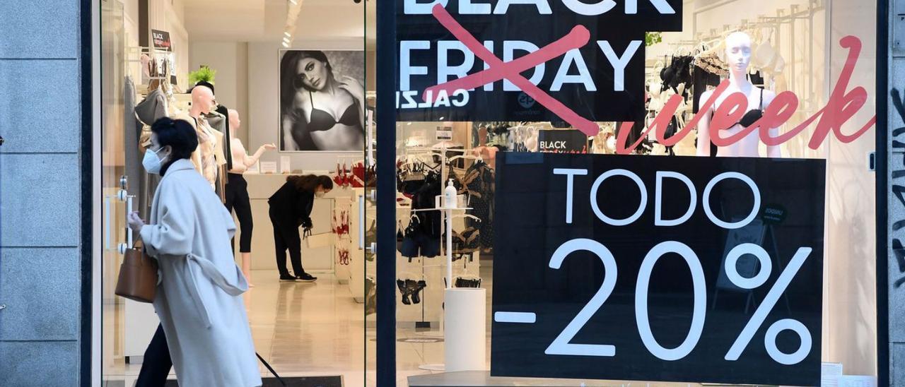 Escaparate con publicidad del Black Friday, en una campaña ya pasada.   | // CARLOS PARDELLAS