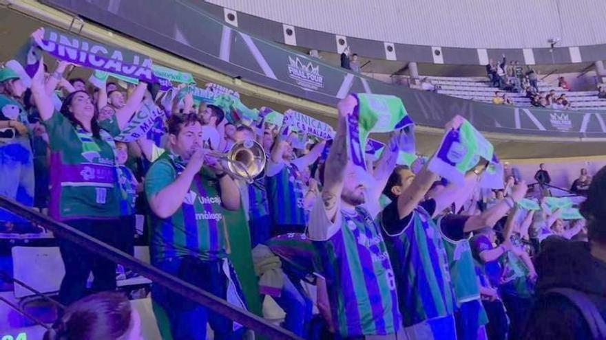 Aficionados del Unicaja apoyan al equipo en el Olímpic