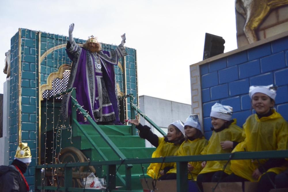 Los Reyes Magos recorren la ciudad desde O Castrillón hasta la plaza de María Pita.