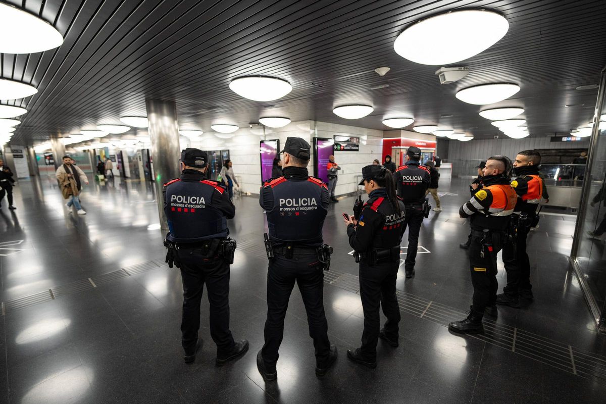 Macrodispositivo de Mossos junto a seguridad de TMB en el Metro de Barcelona