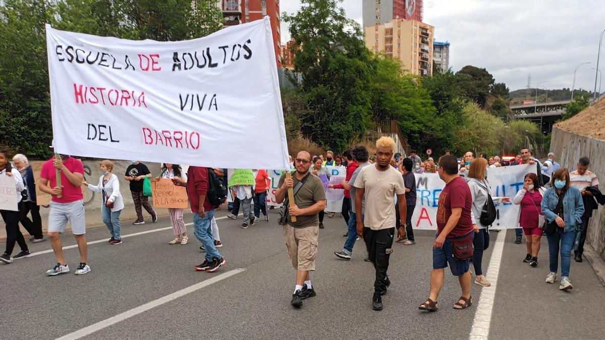 Manifestación en defensa de la escuela de adultos de Ciutat Meridiana