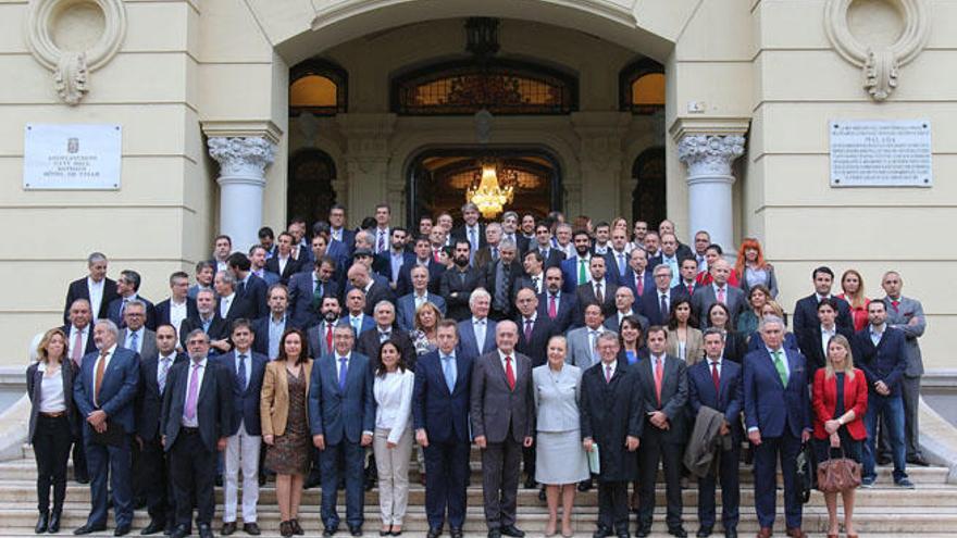 Última foto de familia con los asistentes a la reunión del Málaga Valley y que tradicionalmente se toma en el Ayuntamiento.