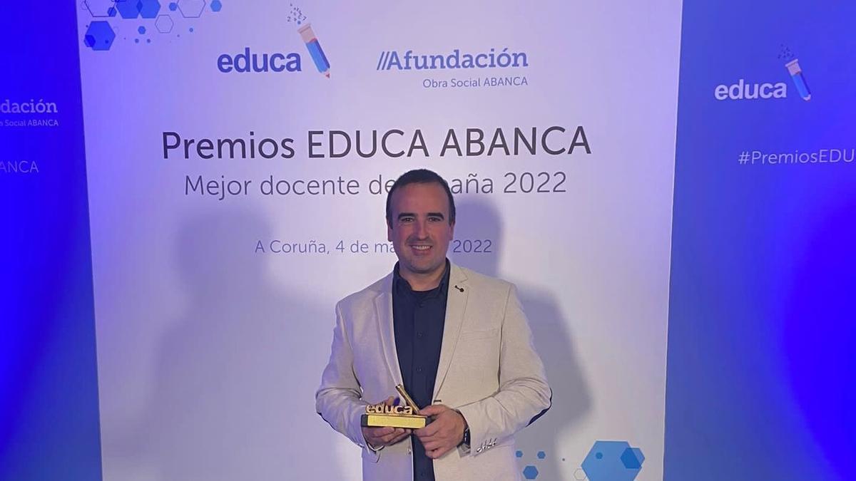 El profesor del Colegio San Roque de Alcoy Paco Pascual recogiendo el premio en A Coruña.